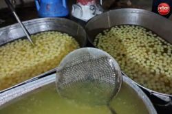 “जानलेवा रसगुल्ला”: कैमिकल और स्टार्च से बन रही थी मिठास, बरेली की अवैध फैक्ट्री
का भंडाफोड़, लोग रहें सतर्क! - image