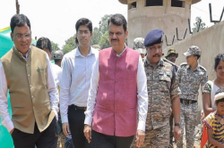 एक करोड़ से ज्यादा के इनामी 12 नक्सलियों ने गढ़चिरौली में CM के सामने किया
सरेंडर, AK-47 राइफल सहित अन्य हथियार बरामद - image