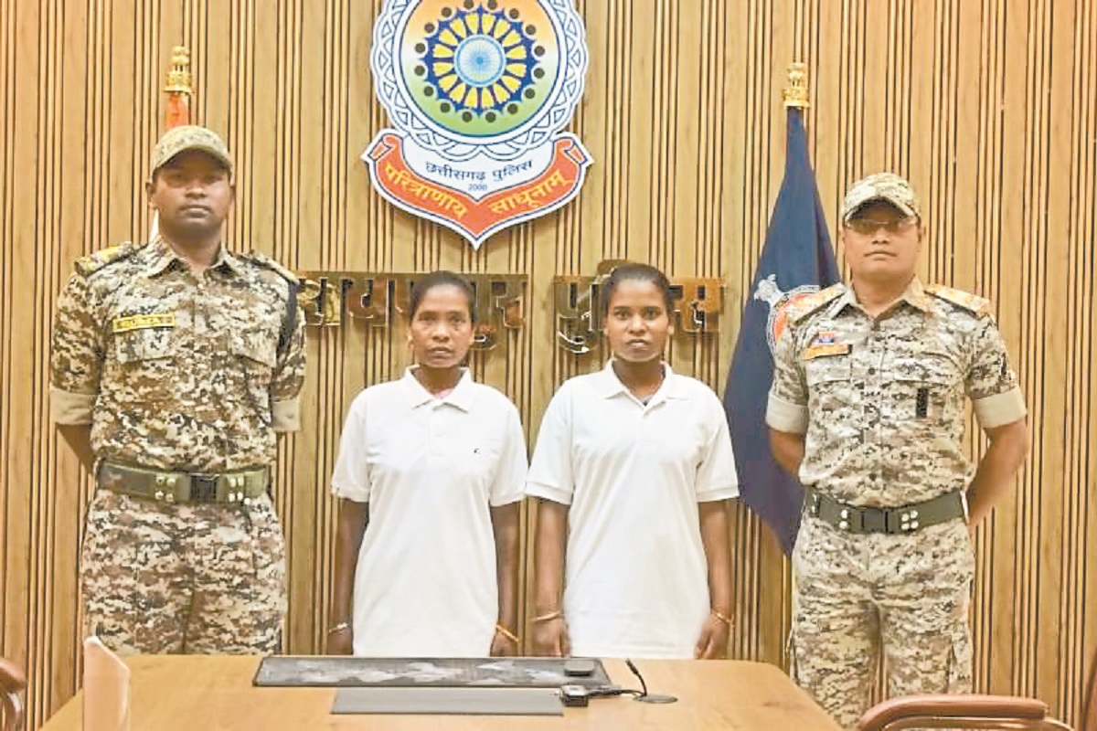 Naxal Surrender: नक्सलियों ने छोड़ा बंदूक का रास्ता! दो महिला समेत 3 ने किया
सरेंडर, 19 लाख का था इनाम