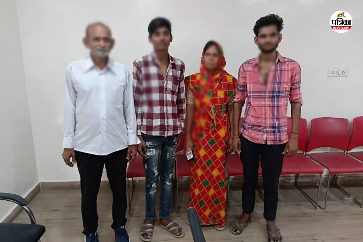 पुलिस ने ढूंढ निकाला 10 साल से लापता बेटा, छलकी मां की आंखें, गले लगाकर भावुक
हुए पिता