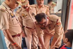 काशी एक्सप्रेस में बम की अफवाह से हड़कंप, जंघई स्टेशन पर तीन घंटे तक रुकी रही
ट्रेन - image