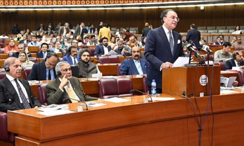 Muhammad Aurangzeb presenting budget