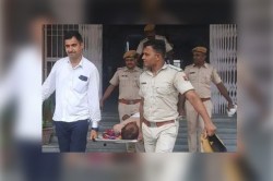 Rajasthan: राजस्थान में फर्जी बाबा ने किया नाबालिग से बलात्कार, परिजनों ने पैर
तोड़े, पुलिस स्ट्रेचर पर लेकर गई कोर्ट - image