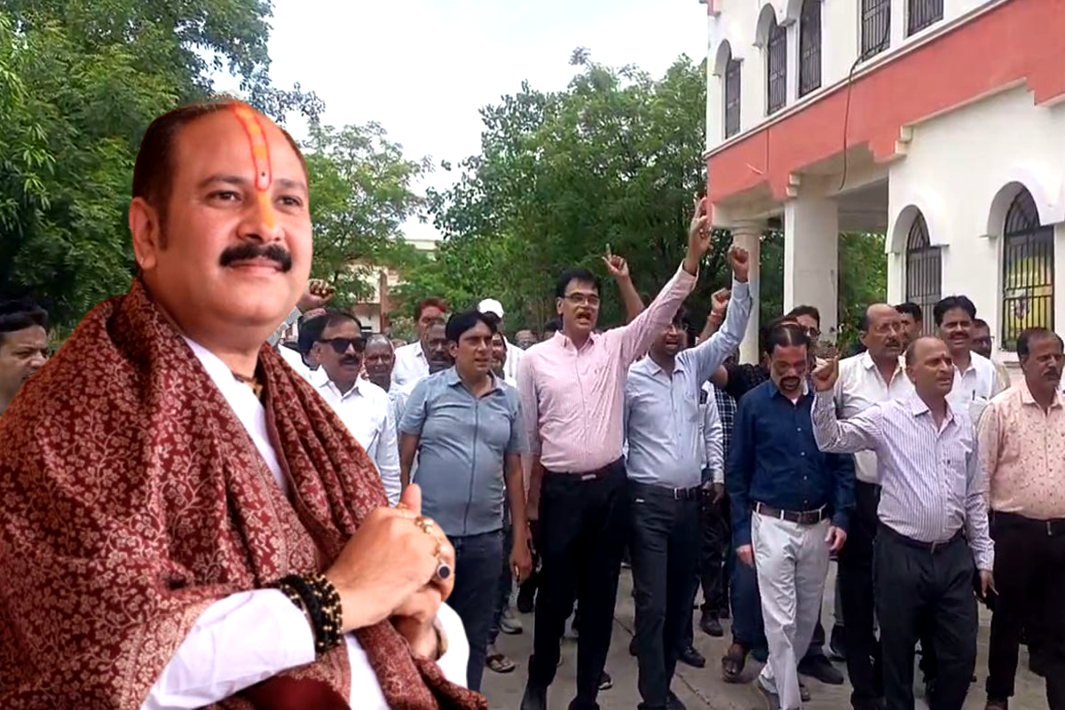 भगवान चित्रगुप्त पर अभद्र टिप्पणी मामला : पंडित प्रदीप मिश्रा की बढ़ी मुसीबत,
सड़क पर लग रहे मुर्दाबाद के नारे