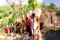 एमपी के इस इलाके में पानी के लिए कड़ी जद्दोजहद, 2 कि.मी दूर जंगल से लाकर पी रहे
गंदा पानी - image