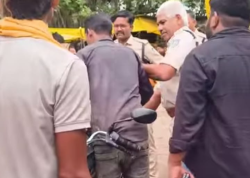 गुंडागर्दी पर उतरी एमपी पुलिस, सरेराह महिला के बाल पकड़कर खीेंचे, जड़े थप्पड़ - image