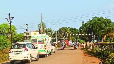 बालोद जिला मुख्यालय की सबसे पुरानी व बहुप्रतीक्षित मांग बालोद-पाररास रेलवे फाटक के पास ओवरब्रिज बनाने की घोषणा के बाद भी इसका निर्माण अभी तक आरंभ नहीं हो पाया है।