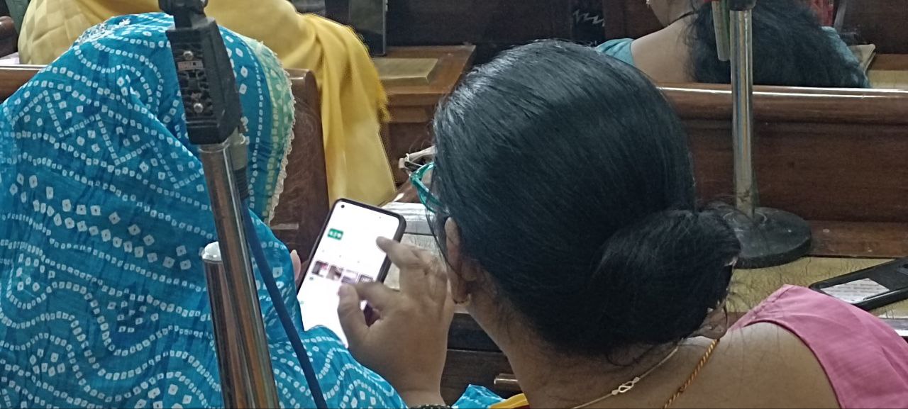 शहर, जनता की किसे चिंता, आपके माननीय तो मोबाइल पर व्यस्त हैं…