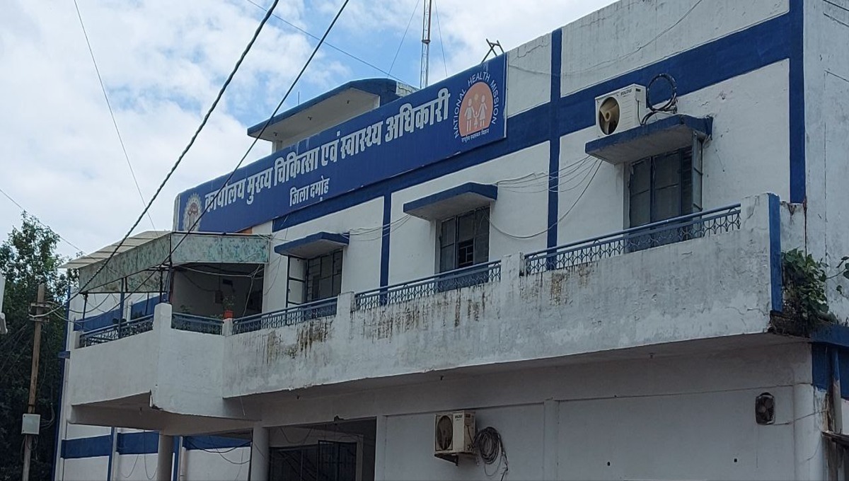 हैरानी: दस बाइ दस की दुकानों पर चल रही सैकड़ों अवैध पैथोलॉजी, पर कार्रवाई सिर्फ
१२ पर
