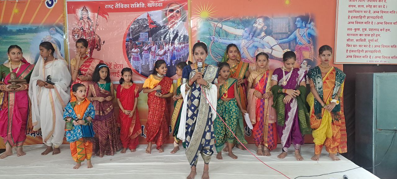 300वीं जयंती महोत्सव : देवी अहिल्या स्वरूप में सजी बालिकाएं, दी गायन, वादन की
प्रस्तुति