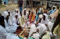 सिलीसेढ़ क्षेत्र में बोरिंग खुदाई के विरोध में धरना जारी, सद्बुद्धि यज्ञ किया  - image