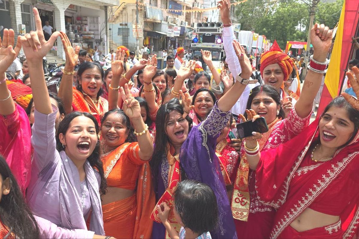 निकली भव्य शोभायात्रा, ऑपरेशन सिंदुर की झांकी ने सभी का दिल जीता