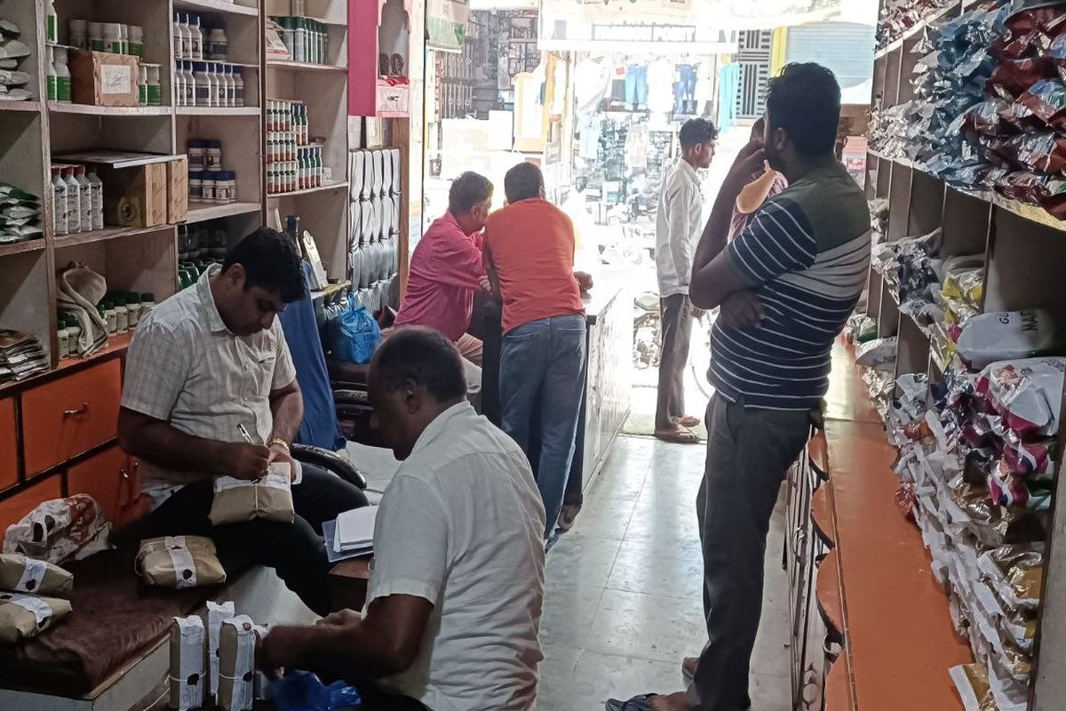 Alwar News: खाद्य सुरक्षा विभाग ने दूध में मिलावट करने वाले पाउडर के कट्टे जब्त
किए