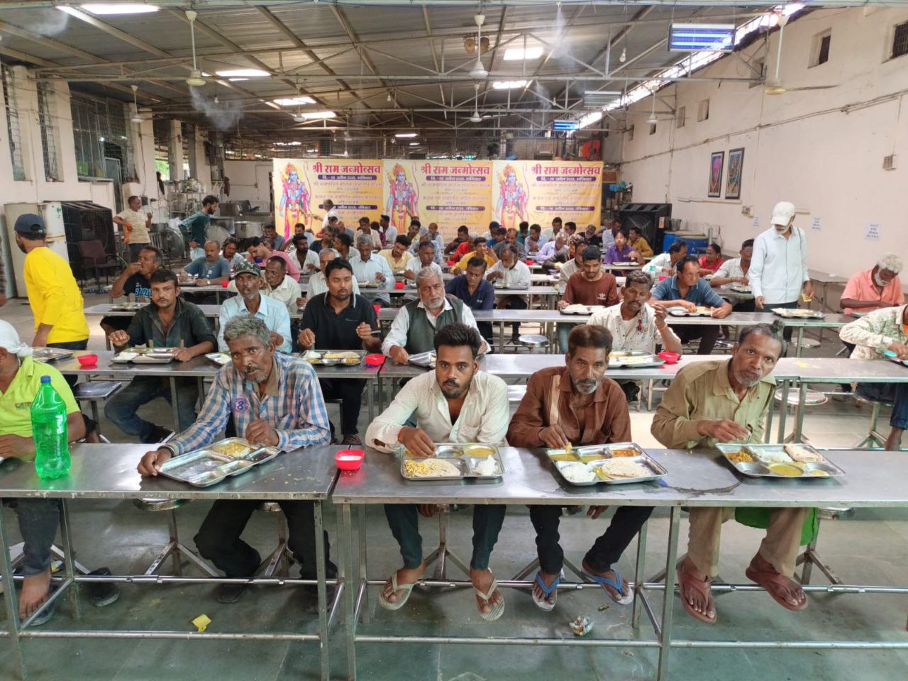 इंदौर का सेवा भाव: हजारों को मिल रहा भोजन, अन्न भी बर्बाद नहीं