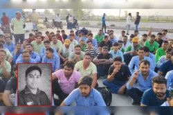 काम से लौटते वक्त ऑपरेटर की सड़क हादसे में मौत, कंपनी के गेट पर शव रखकर
प्रदर्शन  - image