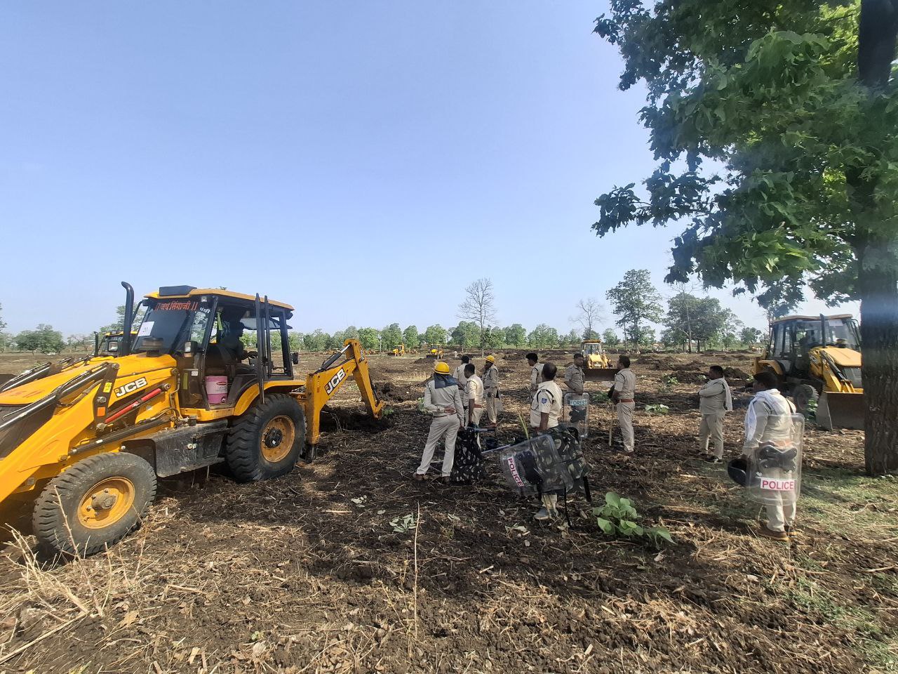गोफन के हमले में चले आंसू गैस के गोले, मुंहतोड़ जवाब मिलने से भागे अतिक्रमणकारी