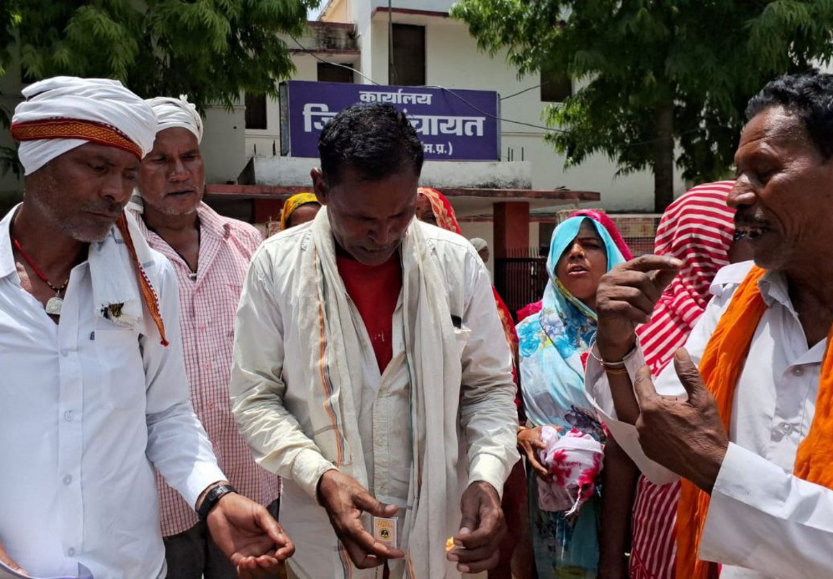 जनसुनवाई के बाहर खुद को जलाने की कोशिश