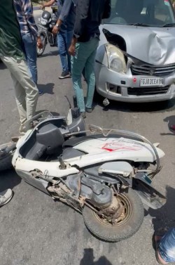 राजकोट : कार-स्कूटर की टक्कर, पुत्र के सामने बुजुर्ग मां ने तोड़ा दम - image