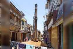 Alwar News: यहां सड़क के बीचों बीच खोद दी पानी की बोरिंग - image