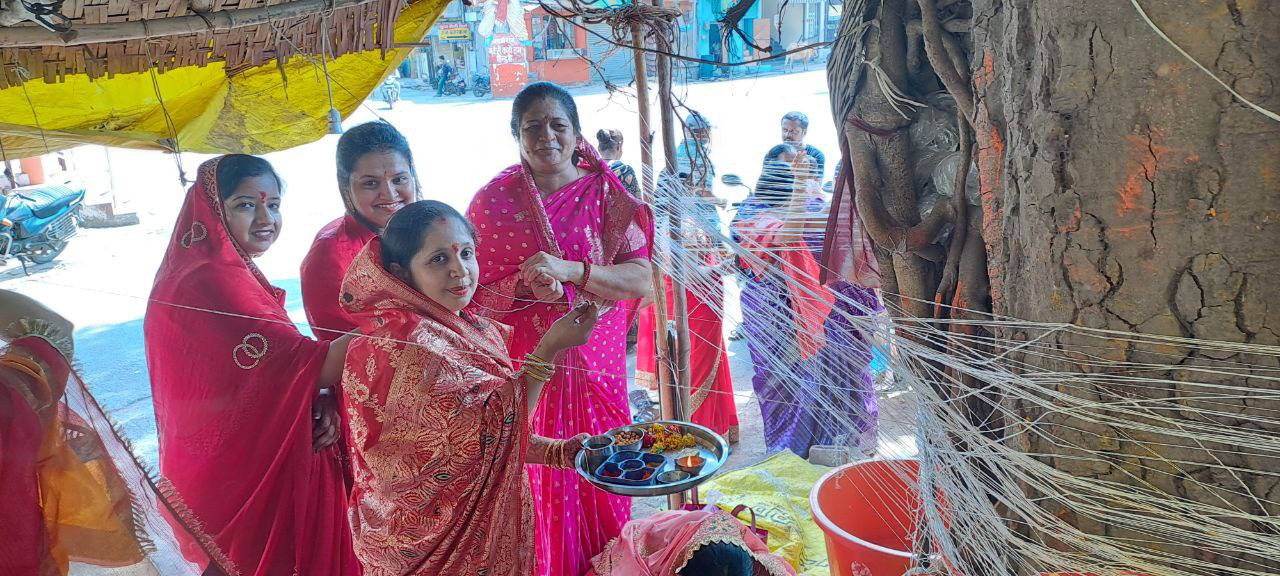 वट सावित्री पूर्णिमा… परिवार की समृद्धि, पति की लंबी उम्र की कामना से वट वृक्ष
को बांधा सूत