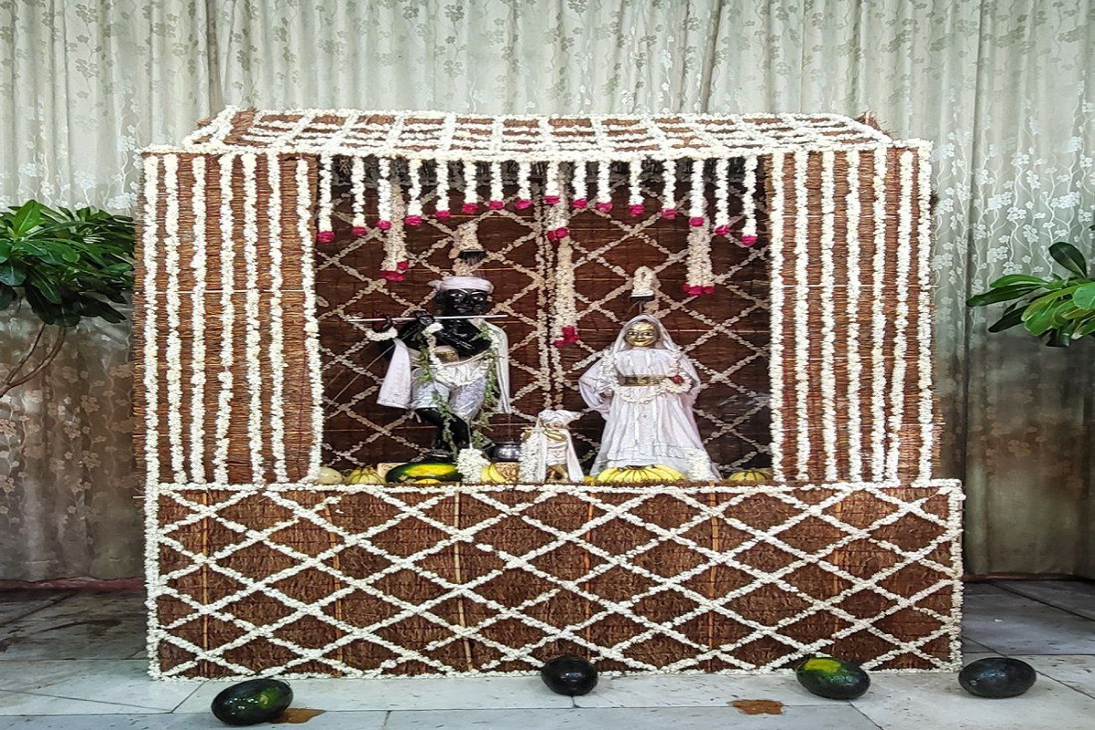 ज्येष्ठ पूर्णिमा पर ठाकुरजी का धवल शृंगार, भक्ति में डूबे श्रद्धालु, देखें
वीडियो