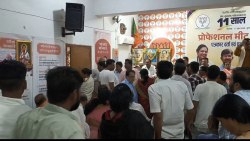 सांसद व मंत्री के सामने भाजपा नेत्री ने पूर्व जिला अध्यक्ष से की गाली गलौंच - image