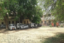 कलक्ट्रेट परिसर का पार्क बना पार्किंग स्थल, अधिकारियों की गाड़ी छाया में, आमजन
धूप में - image
