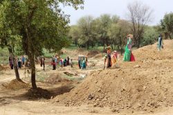 आसमान से बरस रही आग, नरेगा में सरकार नहीं बदल रही समय - image
