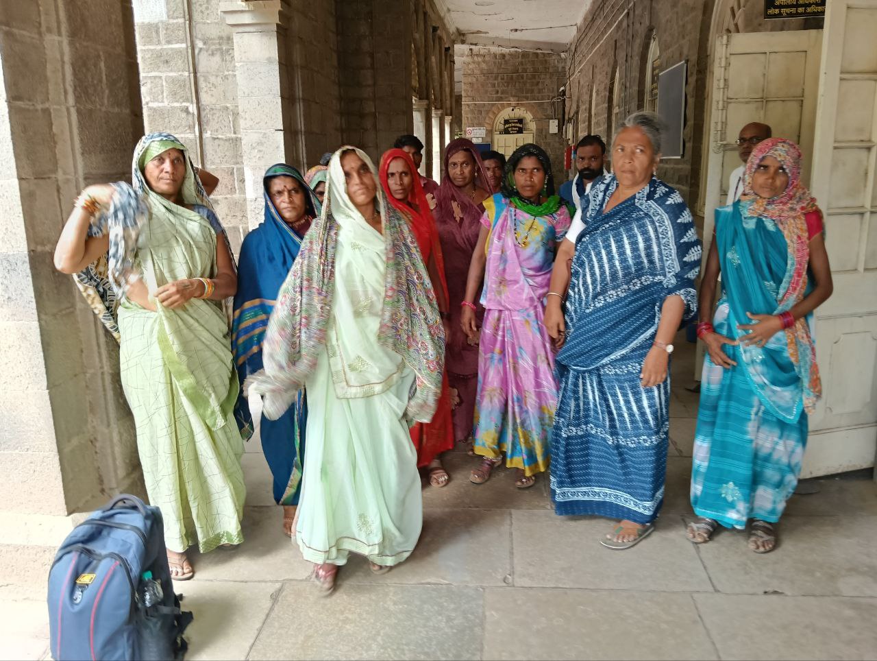 आरोप : अतिक्रमण हटाने के नाम पर वन अधिकार कानून की उड़ा रहे धज्जियां -माधुरी बेन