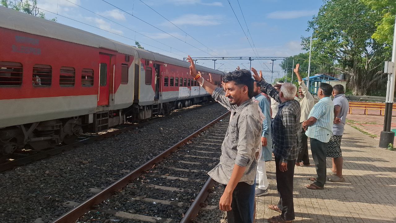 बगमार स्टेशन पर ट्रेन के स्टापेज के लिए ग्रामीणों का अनोखा प्रदर्शन, हर एक ट्रेन
को कर रहे टाटा