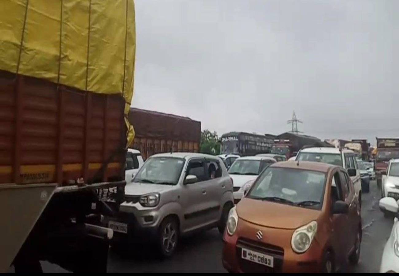 देवास नाका से शिप्रा तक लगा ट्रैफिक जाम, घंटों परेशान होते रहे वाहन चालक