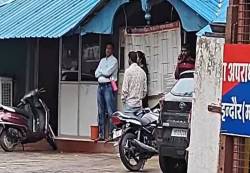 ऑपरेशन हनीमून : कार टैक्सी चालक ने पुलिस को बताया, क्राइम ब्रांच ऑफिस में शिलांग
पुलिस ने की पूछताछ - image