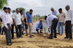 पौधरोपण के साथ मुंडावर के मैनपुर मे फार्म पोंड का निर्माण कार्यक्रम पूरा    - image