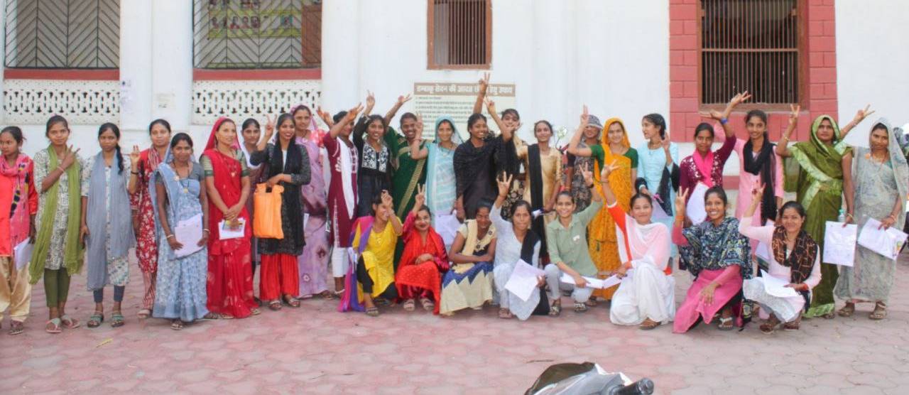 संघर्षों के बीच हौसले बुलंद: ओपन स्कूल से 10वीं की परीक्षा देने पहुंची युवतियां