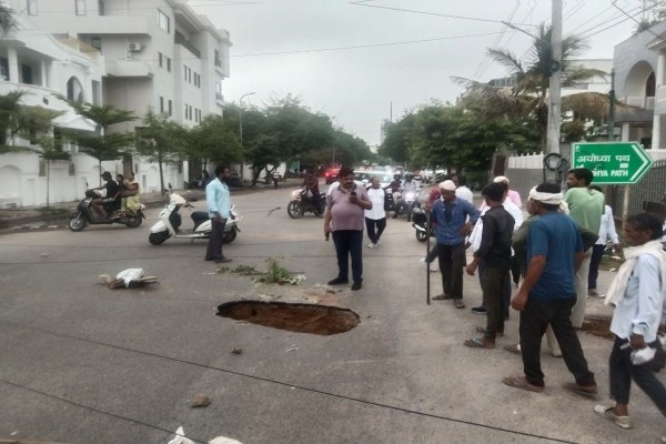 शहर में श्याम नगर, वैशाली नगर, मालवीय नगर और टोंक रोड जैसे प्रमुख इलाकों में हालात बेहद खराब हैं। वाहन चालकों को आए दिन दुर्घटनाओं का खतरा झेलना पड़ रहा है, वहीं पैदल चलने वालों के लिए भी राह मुश्किल हो गई है।