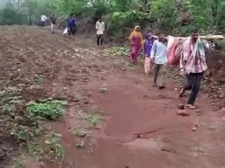 सड़क के अभाव में झोली में ले जाते समय प्रसव - image
