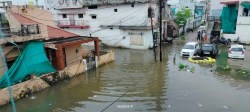 जल प्लावन की बनी स्थित, घरों में घुसा बारिश का पानी - image