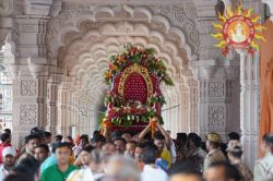 राम दरबार की प्राण प्रतिष्ठा हुई, सूरत के कारोबारी ने दान किए हीरे जड़ित
सोने-चांदी के आभूषण - image