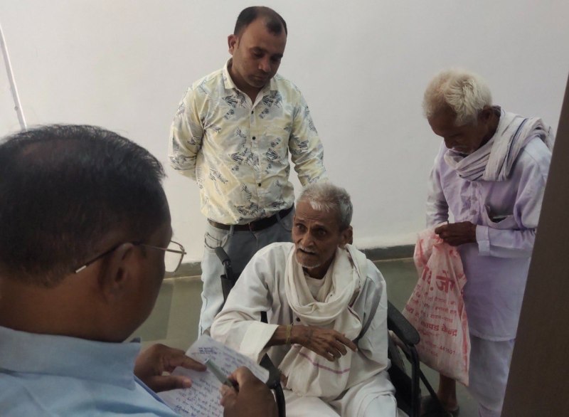 100 वर्षीय बुजुर्ग की कलेक्ट्रेट में गुहारए बेटे ने मृत दिखाकर करा ली जमीन अपने नाम