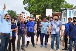 12 घंटे काम लेकिन सैलरी बस 8400, छुट्टी लेने पर मिलती है सजा, रेलवे स्टाफ की
हालत खस्ता - image
