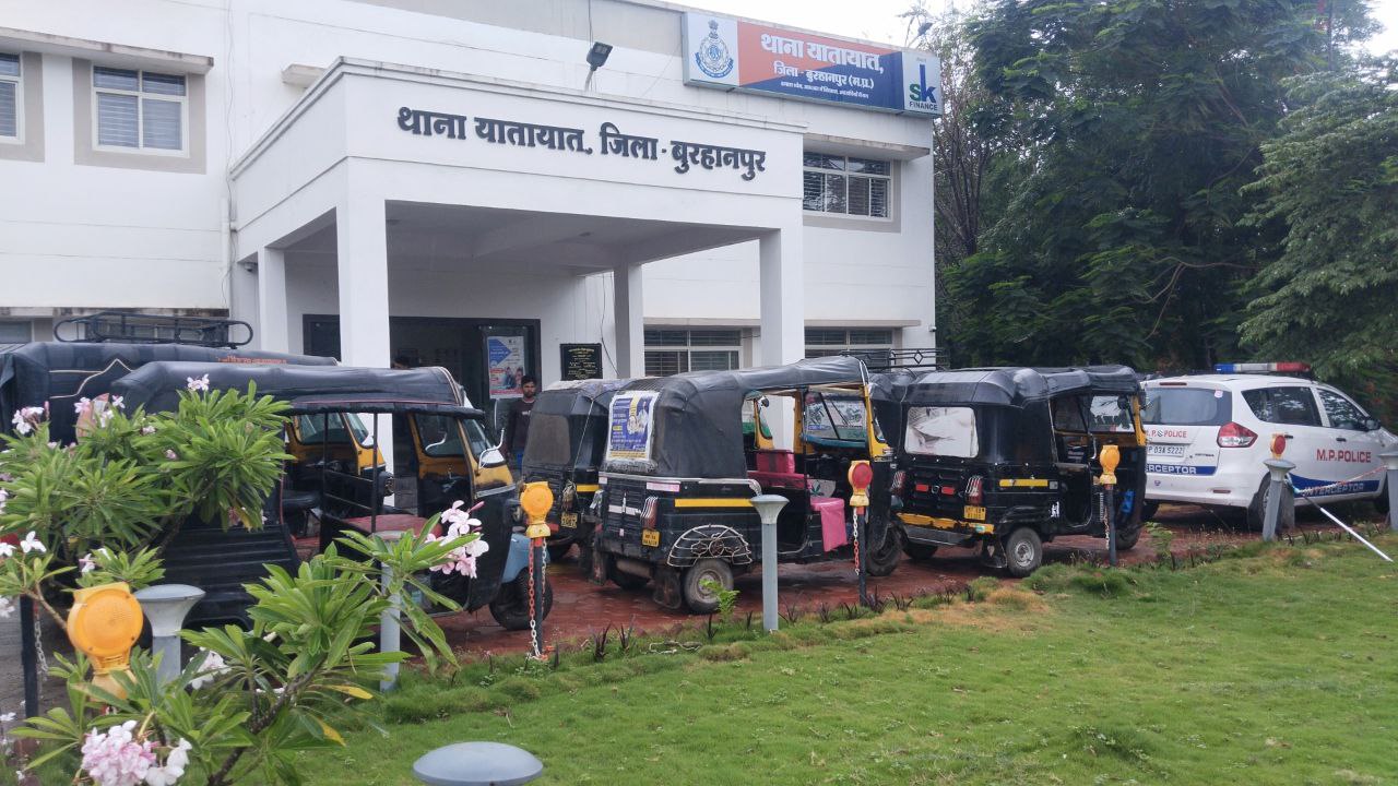 बुरहानपुर की सडक़ों पर बिना कागज के दौड़ रहे 11 ऑटो, ऐपे वाहन जब्त