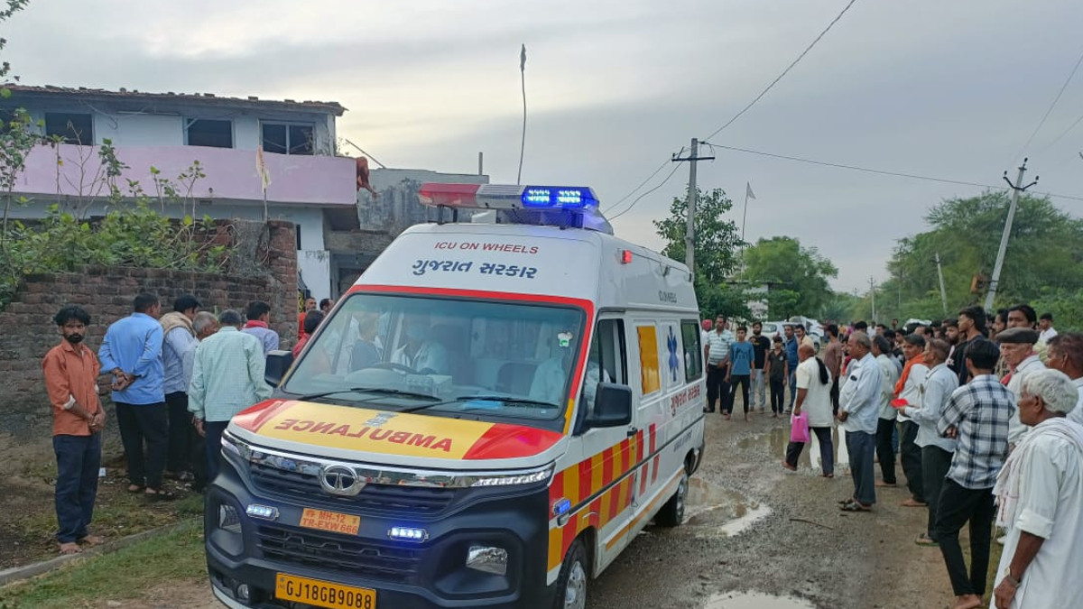अहमदाबाद विमान हादसा: राजस्थान में बेटों ने मां से 5 दिन तक छिपाए रखी पिता के
मौत की खबर, आंगन में एंबुलेंस देख हुई बेसुध - image