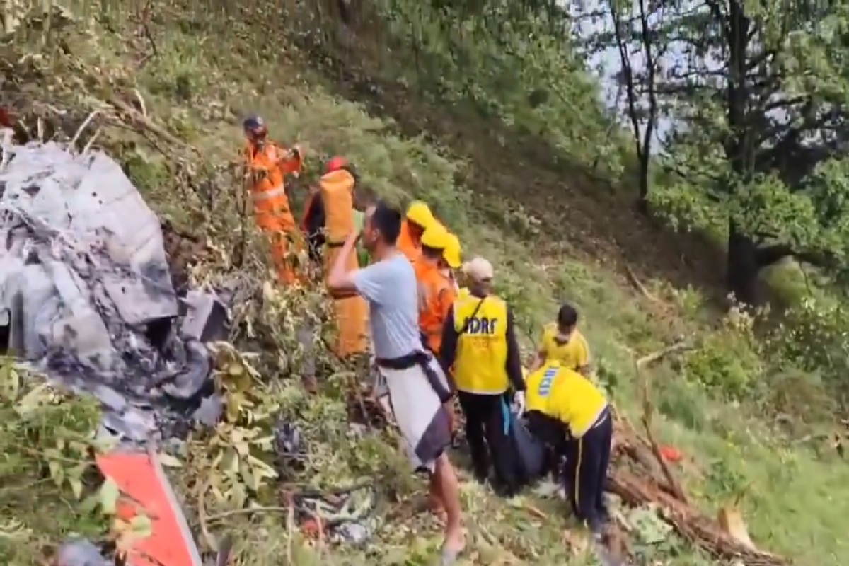 उत्तराखंड में हेलीकॉप्टर हादसों का सिलसिला जारी, 37 दिन में पांच हादसे, 13 की
मौत - image