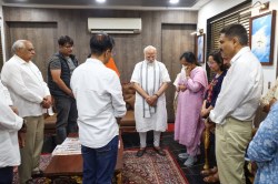 Ahmedabad Plane Crash: विजय रूपाणी के परिजनों से मिले PM मोदी, प्लेन क्रैश में
हुई थी पूर्व CM की मौत - image
