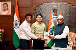 रात-दिन ड्यूटी, तनाव और अनियमित खानपान, पुलिसकर्मियों की सेहत को लेकर लिखी गई यह
पुस्तक - image
