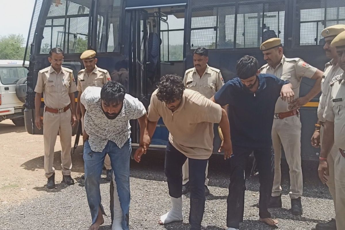 Rajasthan Crime: पुलिस कस्टडी से भाग रहे 3 बदमाश नाले में गिरे, हड्डी टूटी…,
होटल में घुसकर की थी हत्या