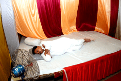 रात में बंगले के बाहर टेंट लगाकर सोते नजर आए ऊर्जा मंत्री, बताई गंभीर वजह - image