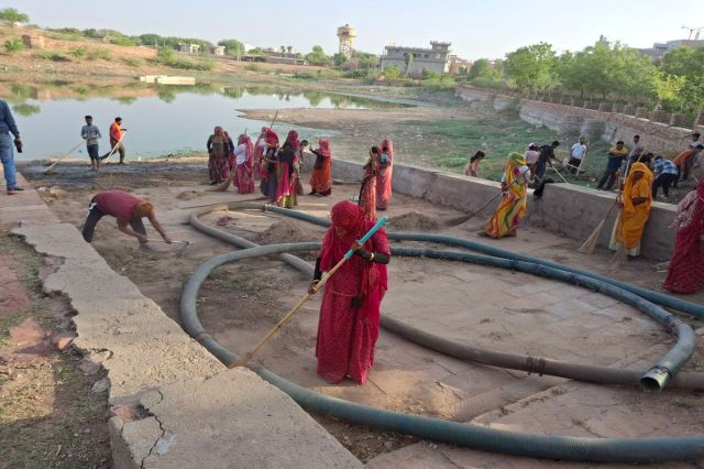 प्रताप सागर तालाब में श्रमदान करते शरहरवासी