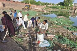 वीडियो : नगर परिषद कर्मचारियों के साथ शहरवासियों ने दूसरे दिन भी बहाया पसीना - image