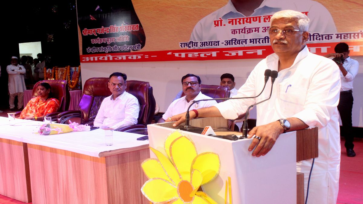वर्तमान परिवेश के अनुसार स्वयं को बदलें युवा- गजेन्द्र सिंह